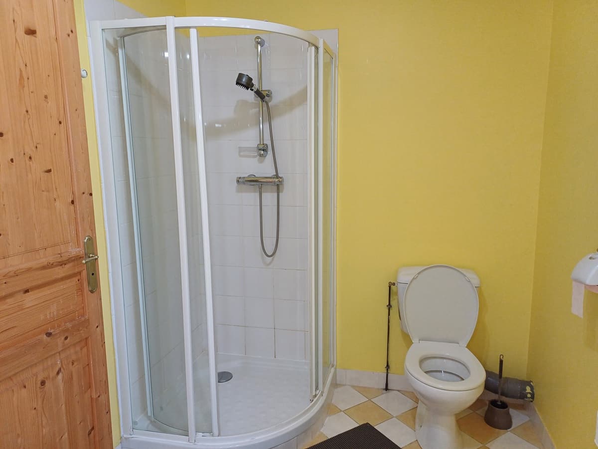 bardelle-gite-douche-jaune