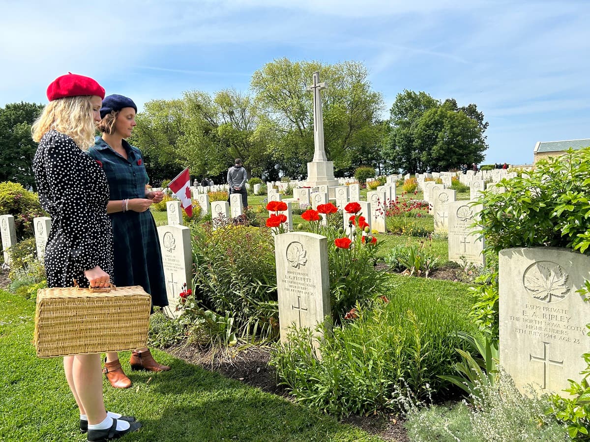 cimetiere-militaire-canadien-beny-reviers-tenues-annees-40-credit-nathalie-papouin (5)