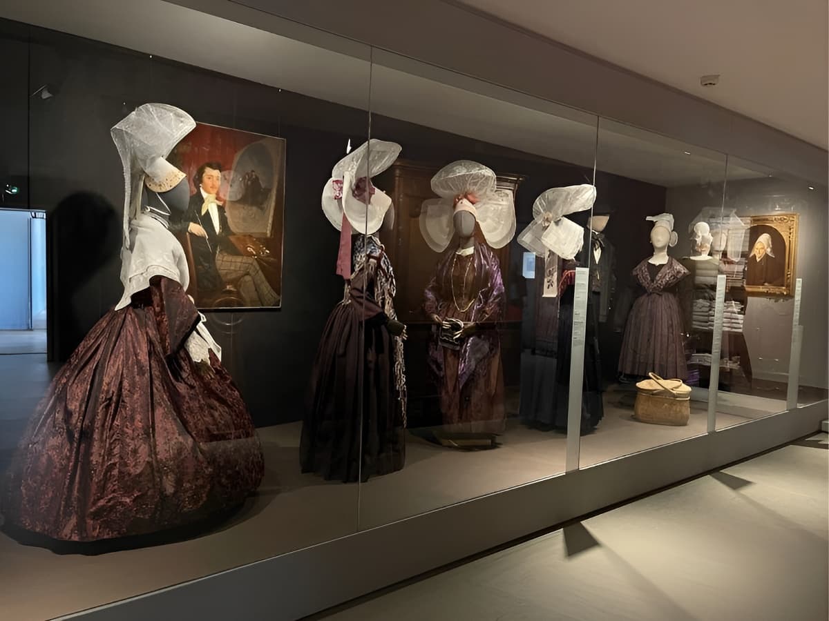 Promenez-vous dans la gaelrie des costumes...