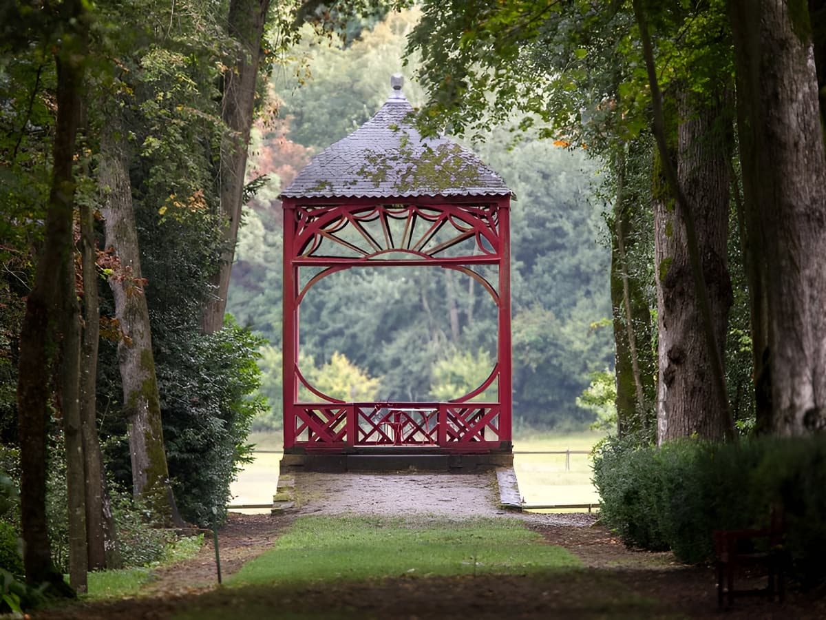kiosque-jardin-chateau-mezi