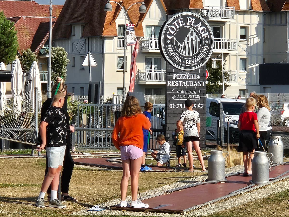 mini-golf-luc-sur-mer-enfants-credit-nathalie-papouin (14)
