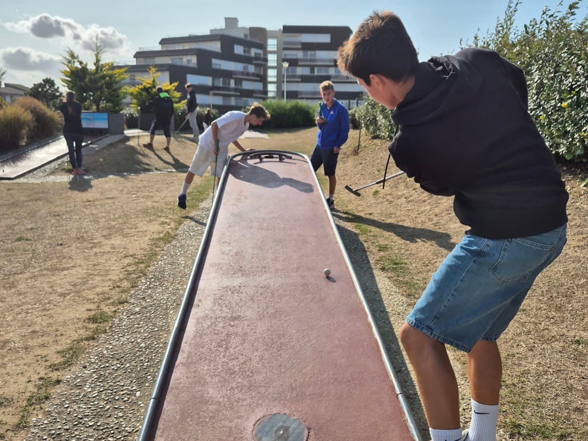 mini-golf-luc-sur-mer-enfants-credit-nathalie-papouin (7)