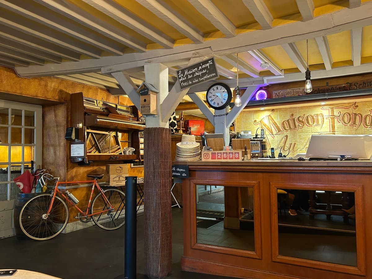 pecherie-comptoir-accueil-courseulles
