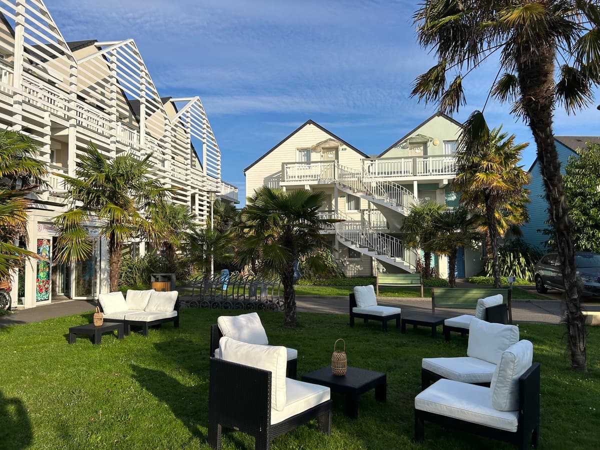 pierre-et-vacances-courseulles-accueil-exterieur
