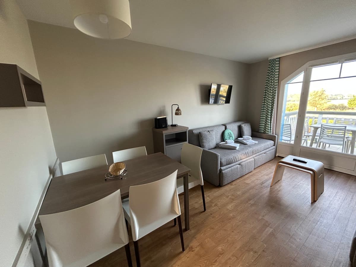 pierre-et-vacances-salon-sejour-courseulles