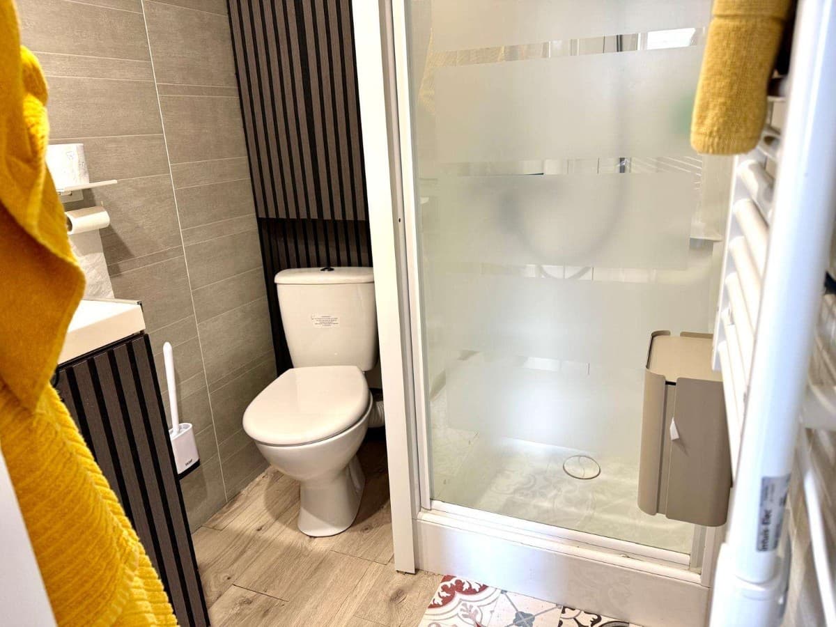 salle de douche avec wc intégré