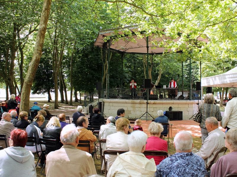 Un dimanche près du kiosque à musique