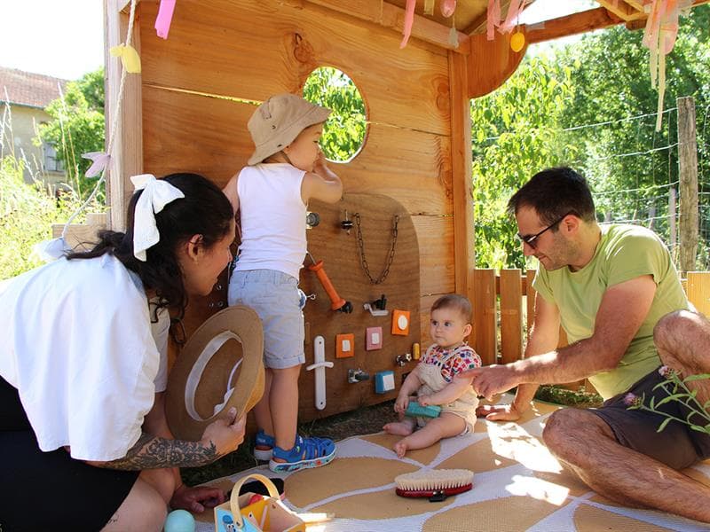 La matinée des bébés, histoire et exploration des cabanes