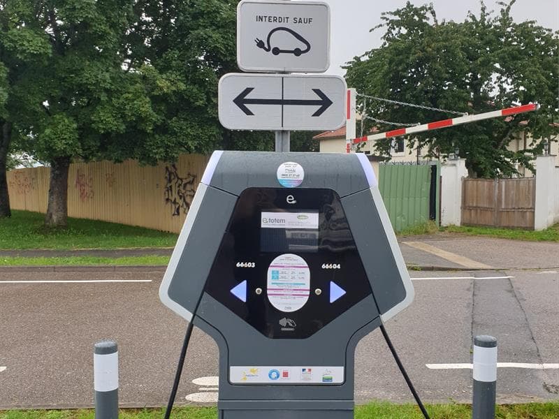 Borne de recharge pour véhicule électrique - Parking du 8 mai