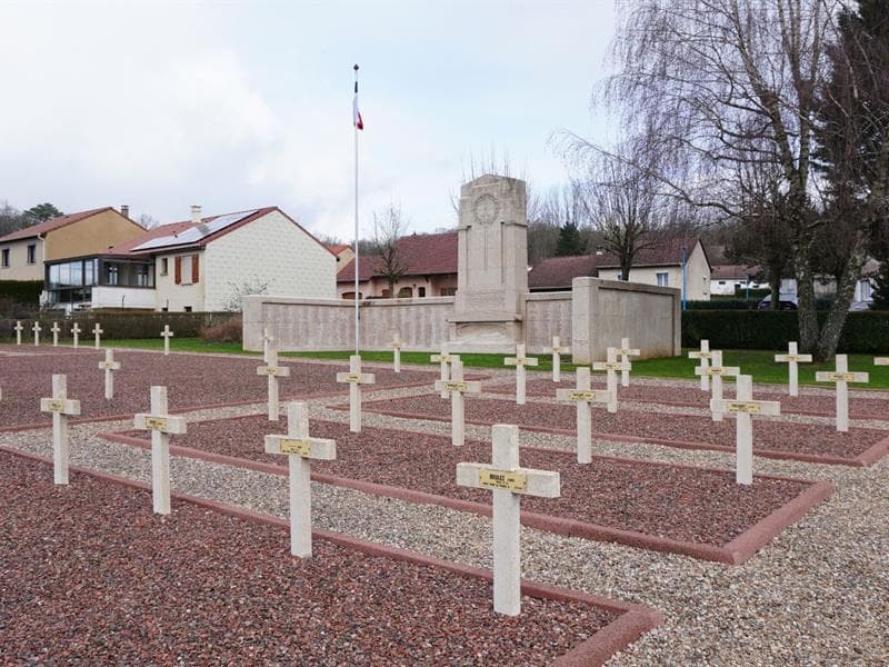Nécropole et monument aux morts