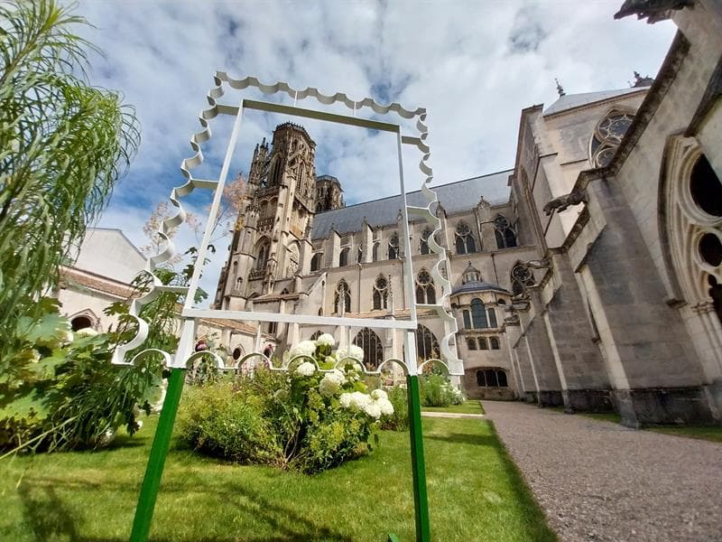 Jardin du cloître de la cathédrale Saint-Étienne