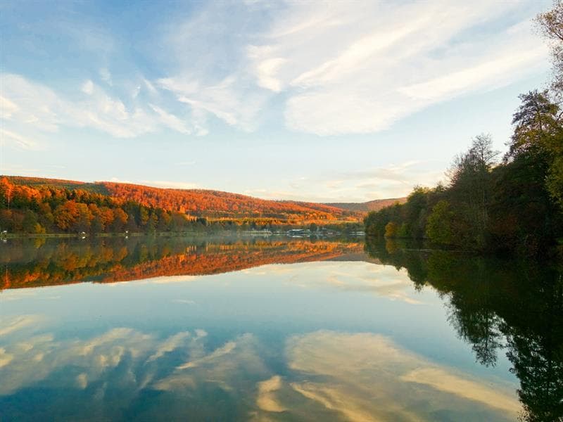 Le plan d'eau de Courtavon en automne