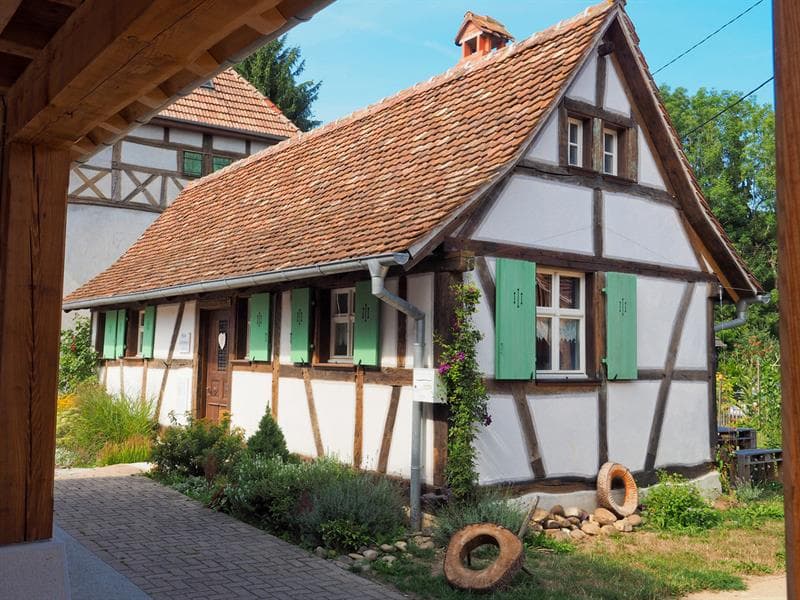 La maison du patrimoine et le cimetière juif