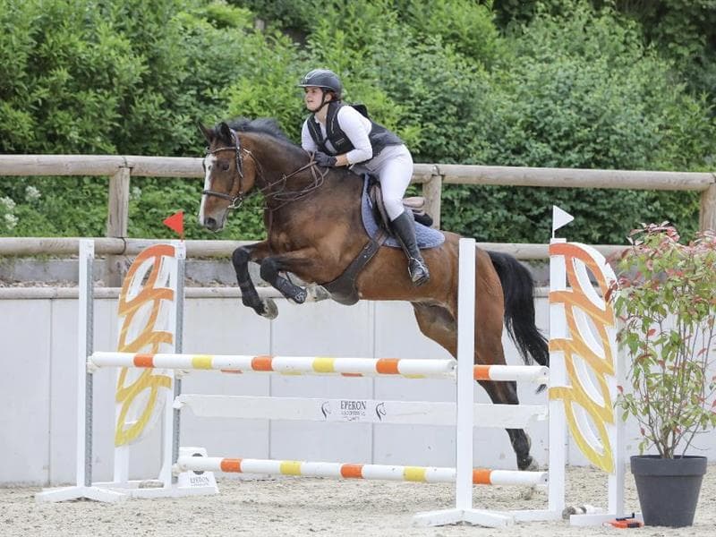 Cavalière sautant un obstacle à 100cm