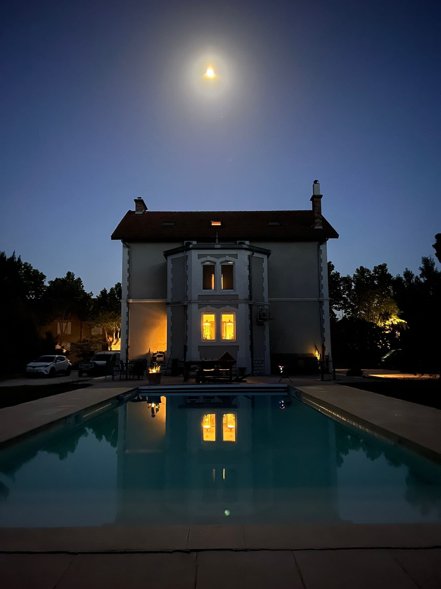 Maébrilu by night