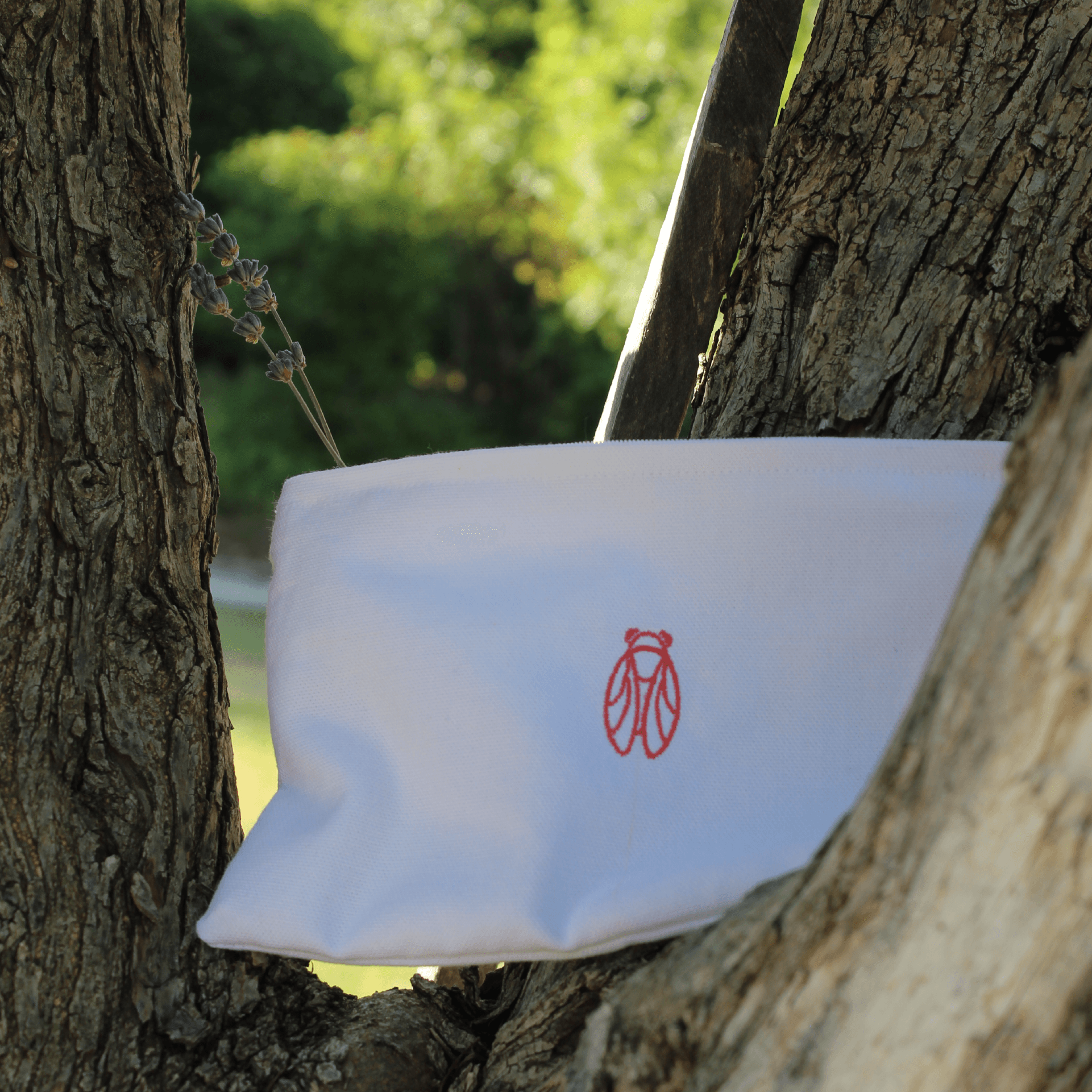 Pochette blanche en coton brodée