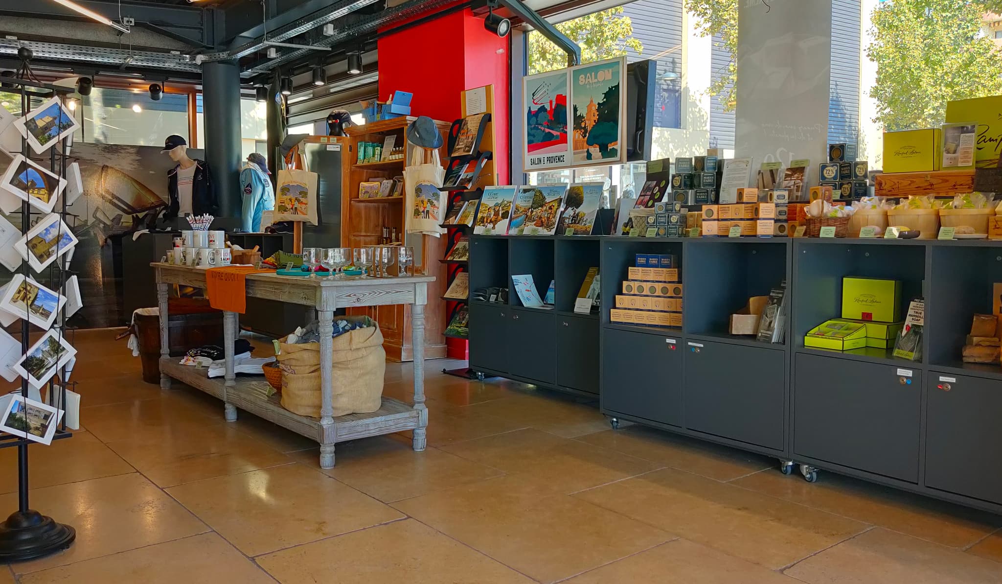 La boutique de l'Office de Tourisme - Point de vente permanent des articles de la PAF