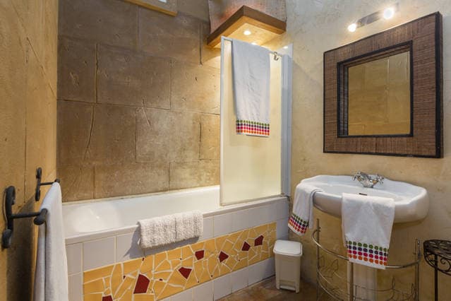Salle de bain avec baignoire