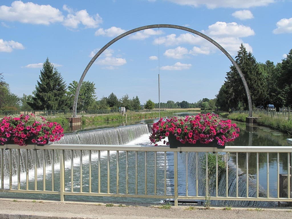 1024px-Canal_de_restitution_du_lac_de_la_foret_d'Orient_à_l'Aube_SE © Mairie de Lusigny sur Barse.jpg
