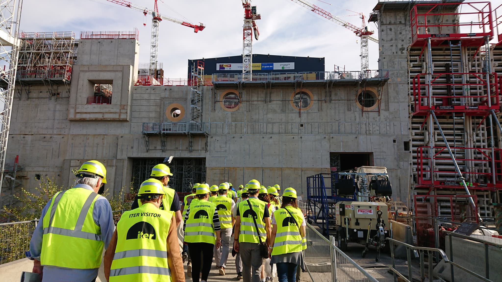 Entrée dans le batiment en construction