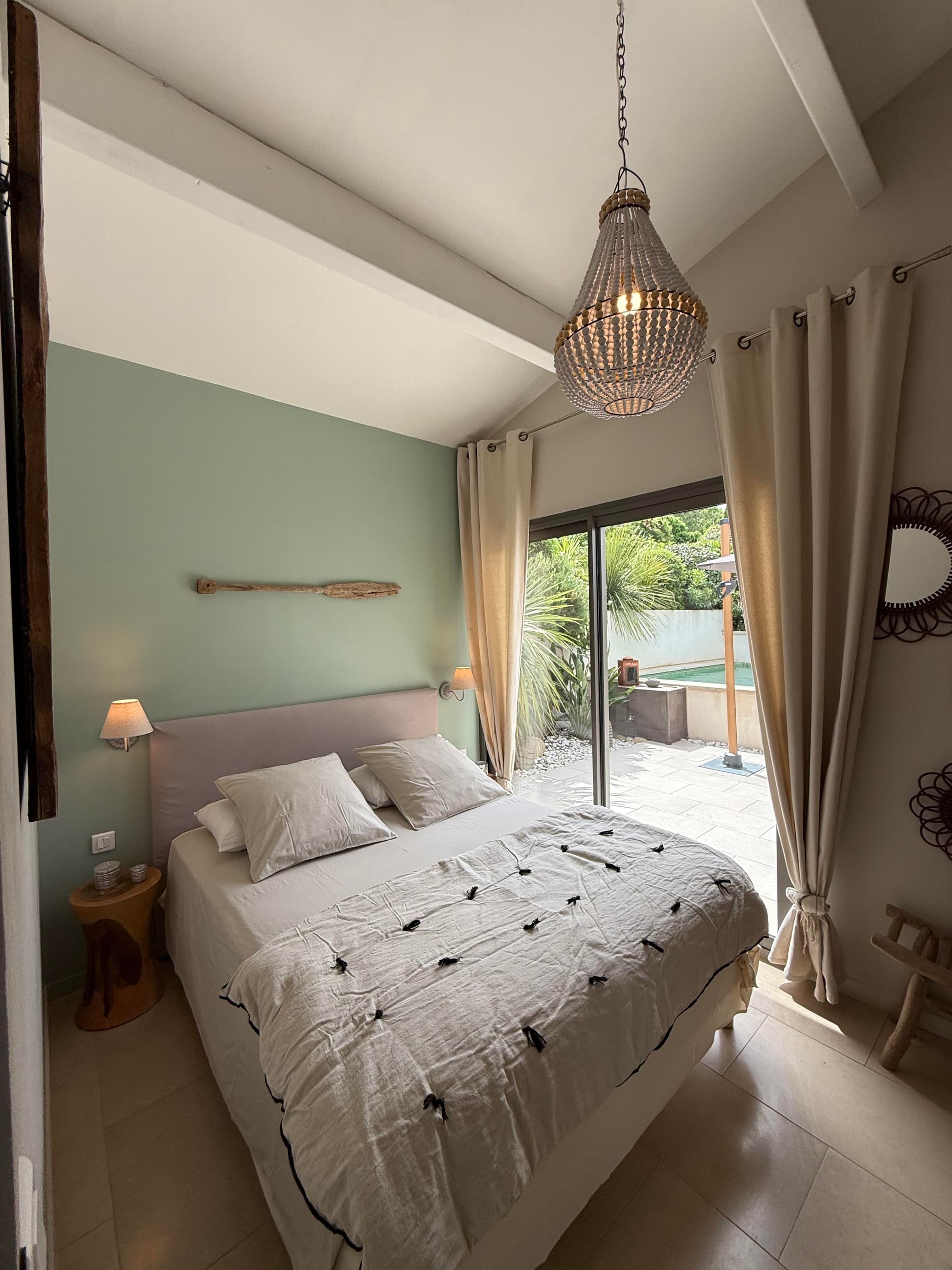 Chambre vue piscine et jardin