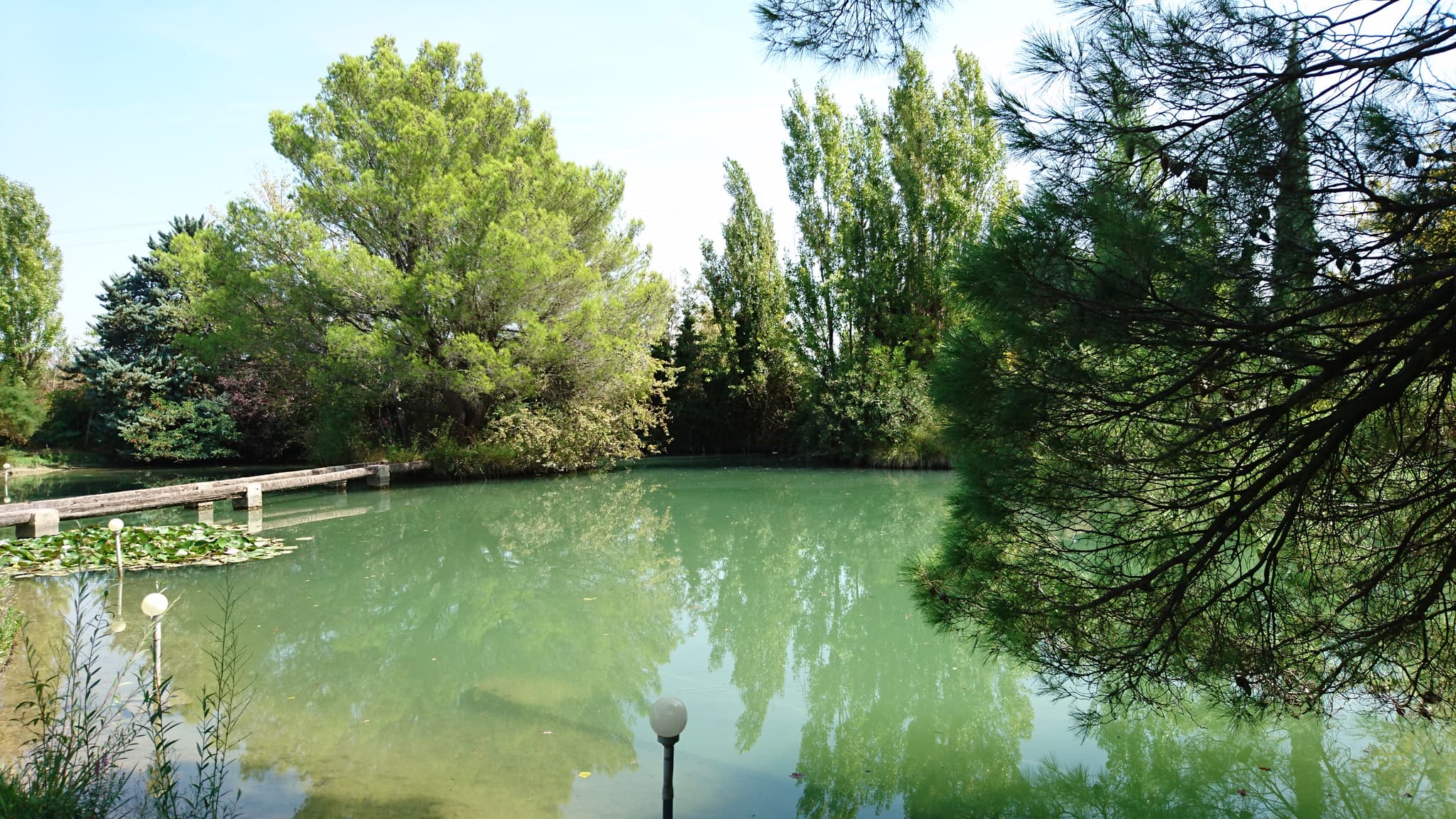Plan d'eau , avec parc .