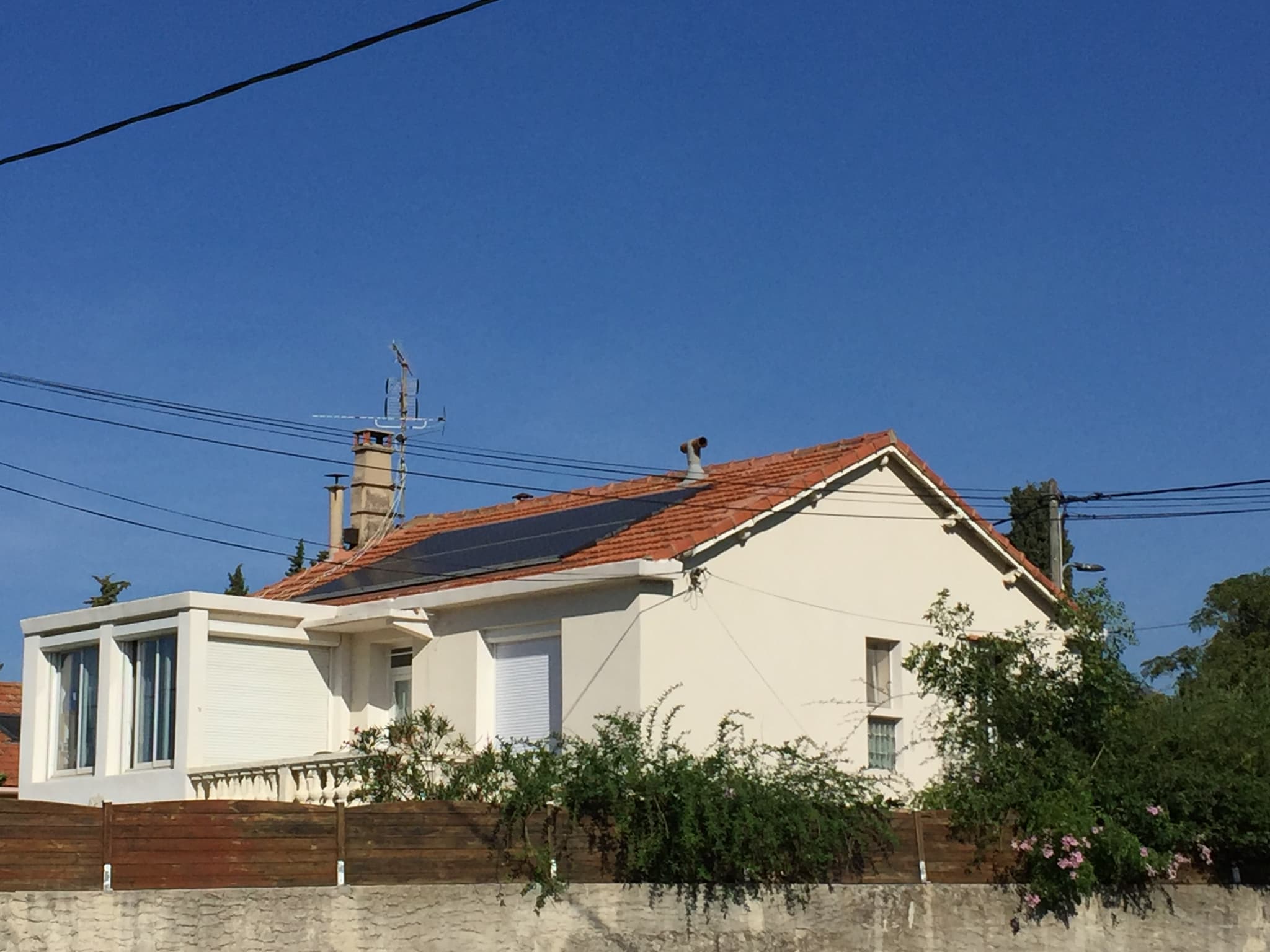 La villa vue du chemin de Saint-Michel