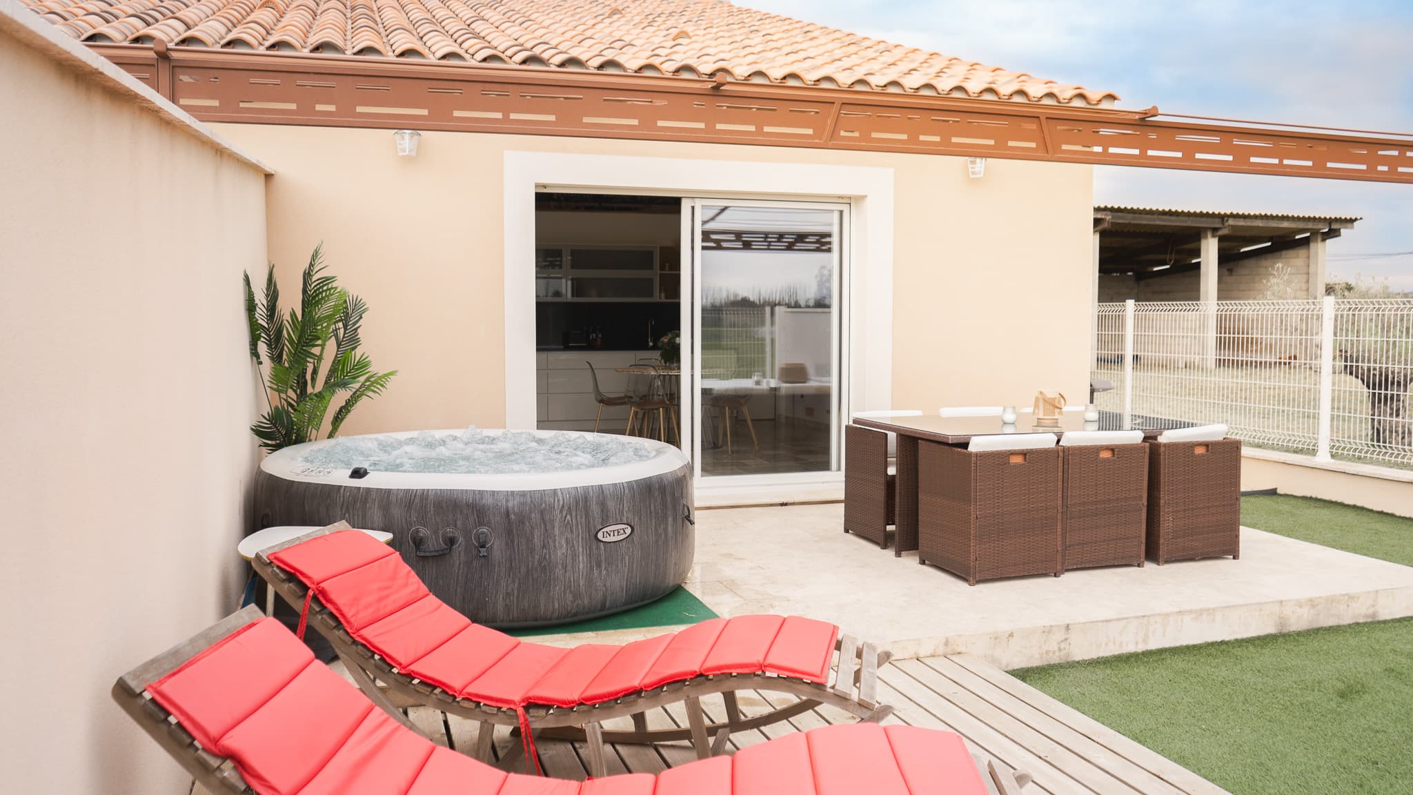 terrasse avec jacuzzi