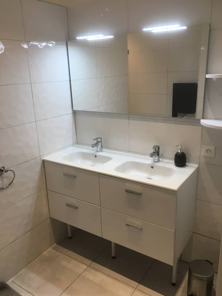 Salle de bain avec baignoire