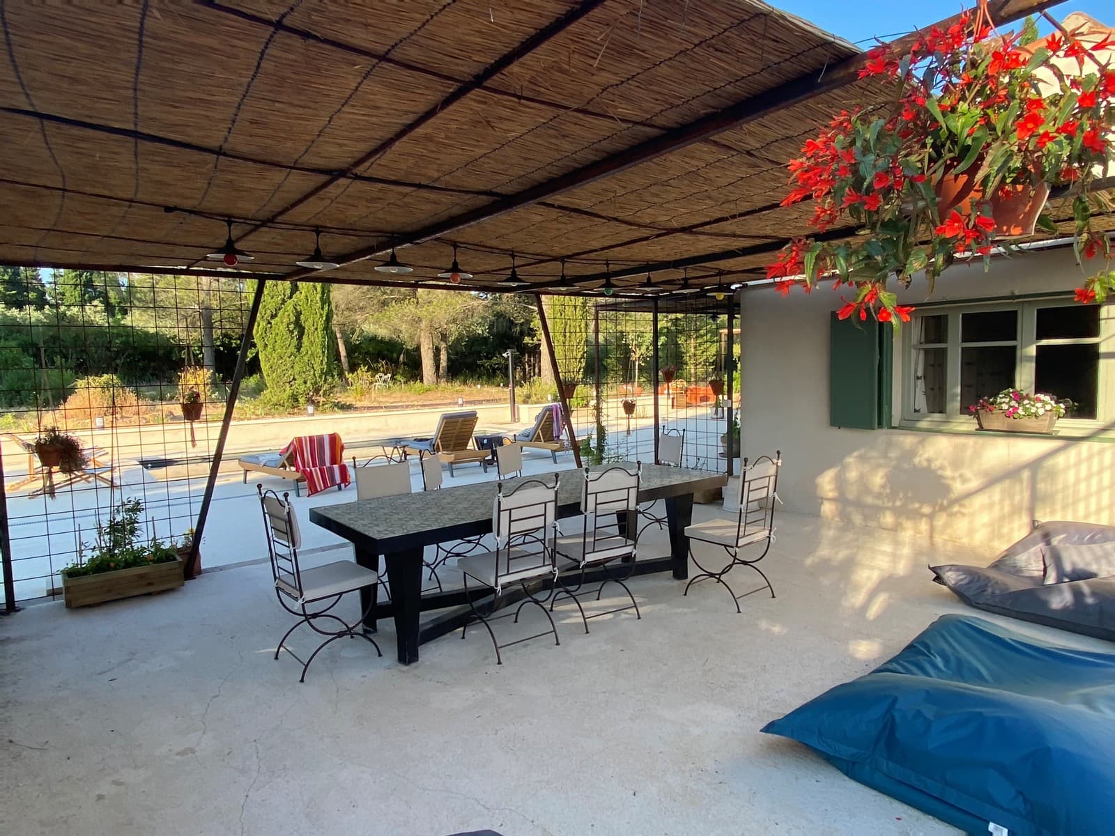 Mas de la Cadenière terrasse et table