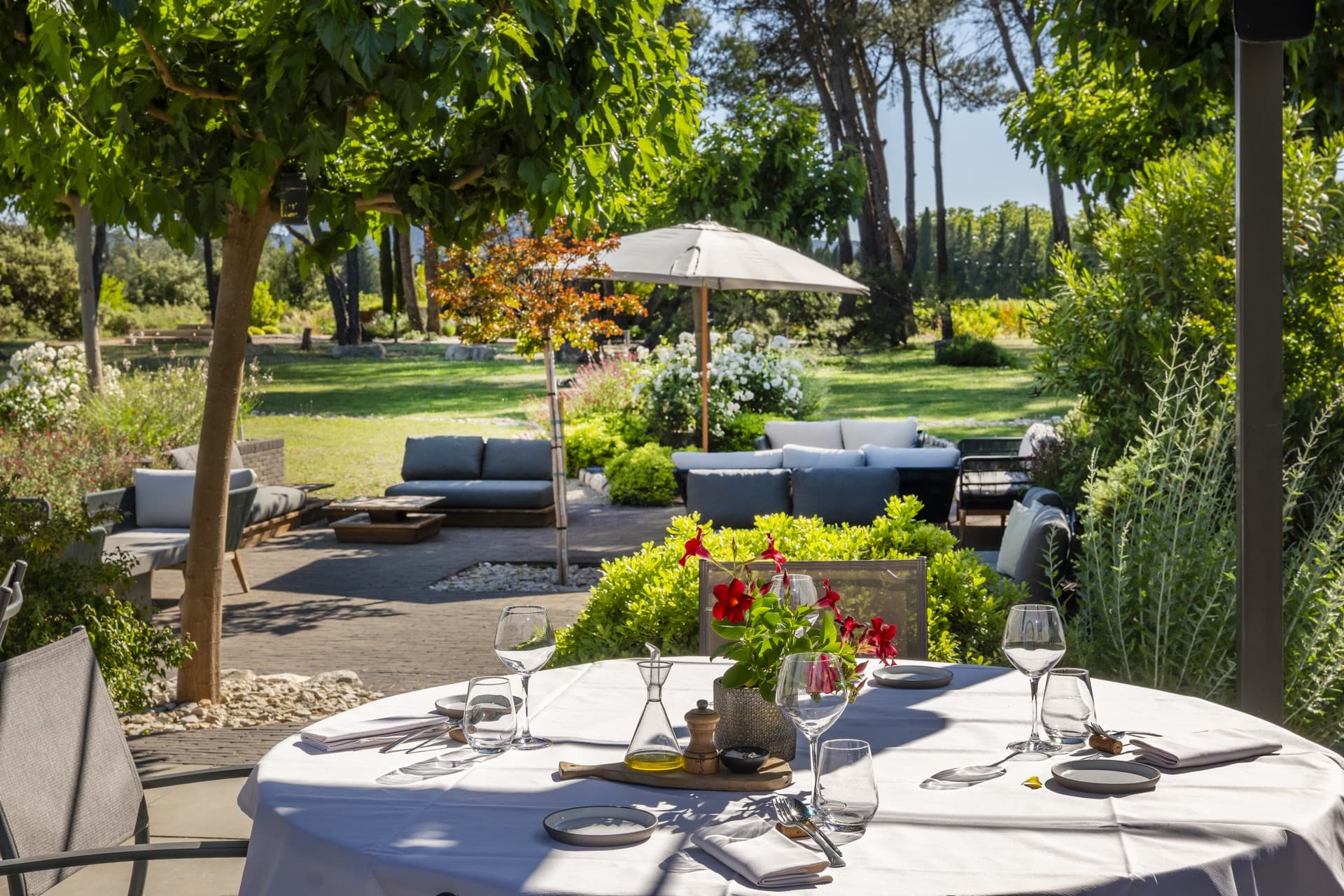 Domaine La Pierre Blanche - Le Bistrot by L'Opale Eygalières terrasse extérieure