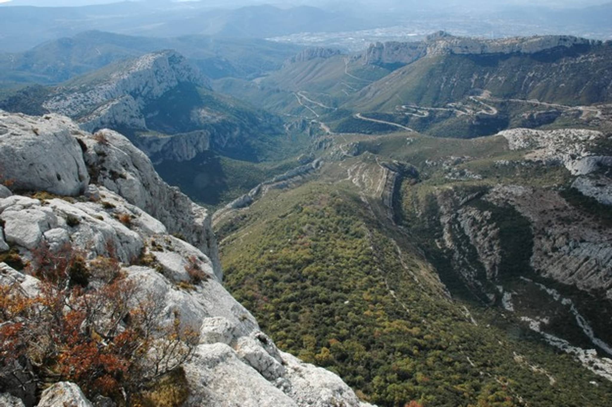 CUGES-LES-PINS - Crête de la Sainte-Baume et Grand Vallon