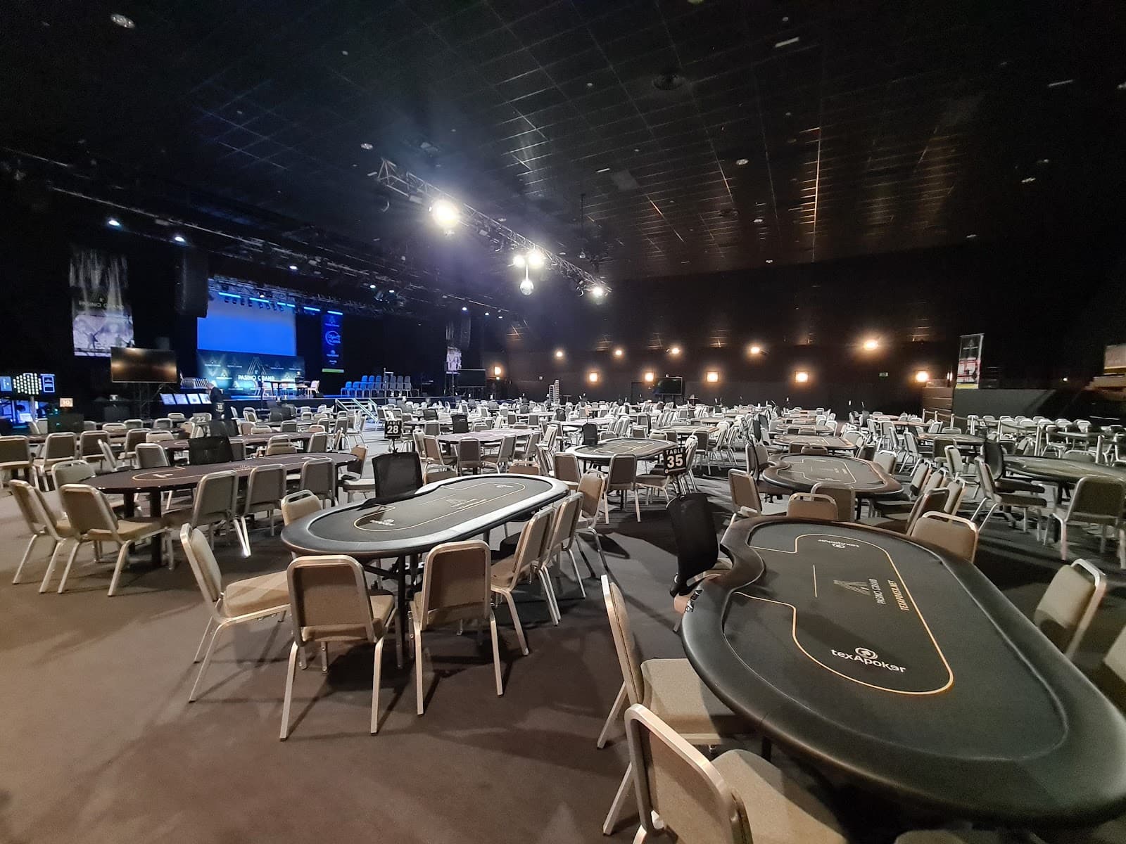 SALLE DE SPECTACLE TOURNOI DE POKER