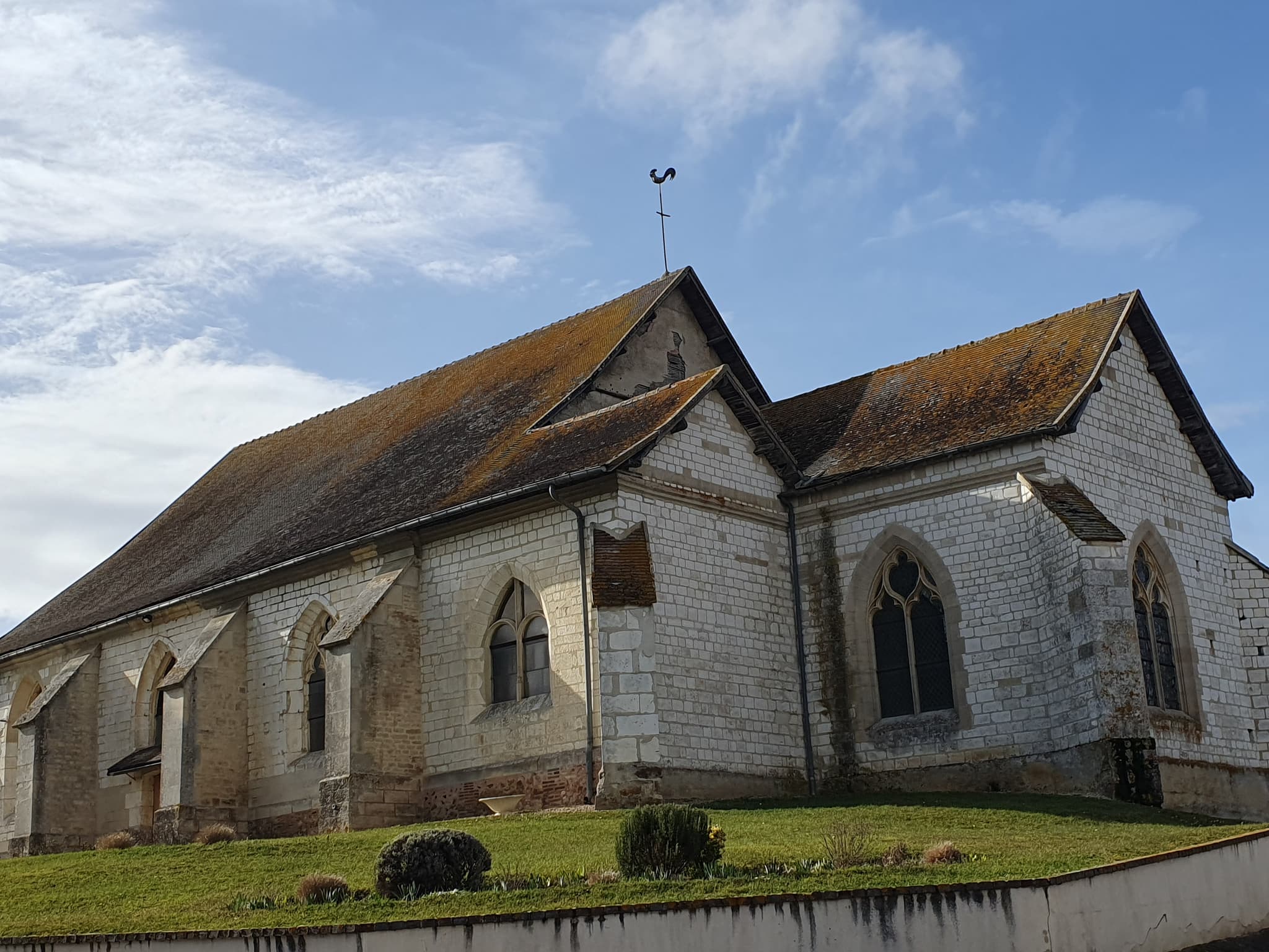 Eglise Sainte croix Montgueux.jpg