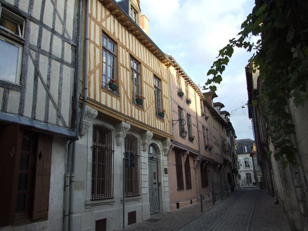 Synagogue façade - rue Brunneval.jpg