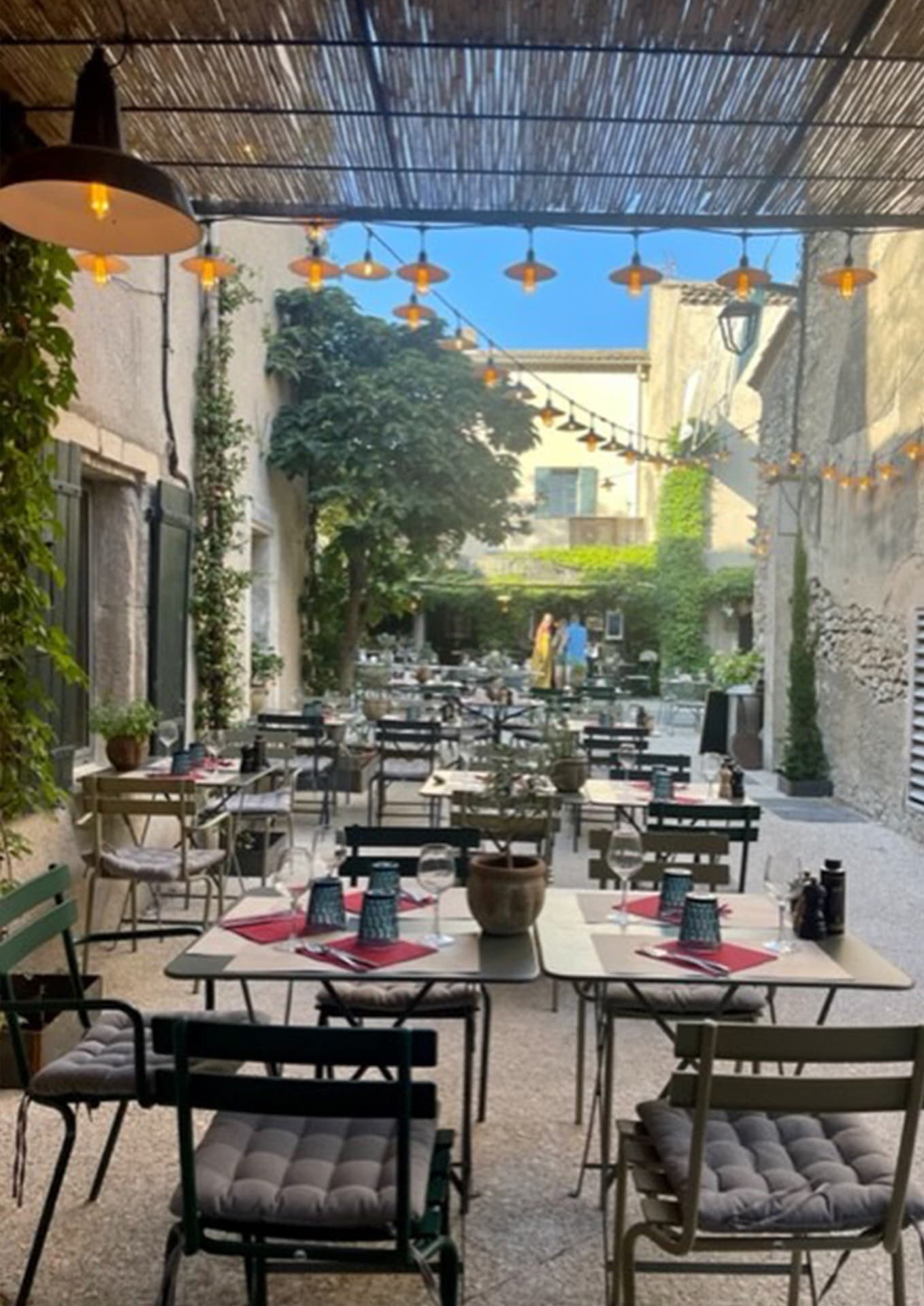 Restaurant Paulette Eygalières terrasse le midi