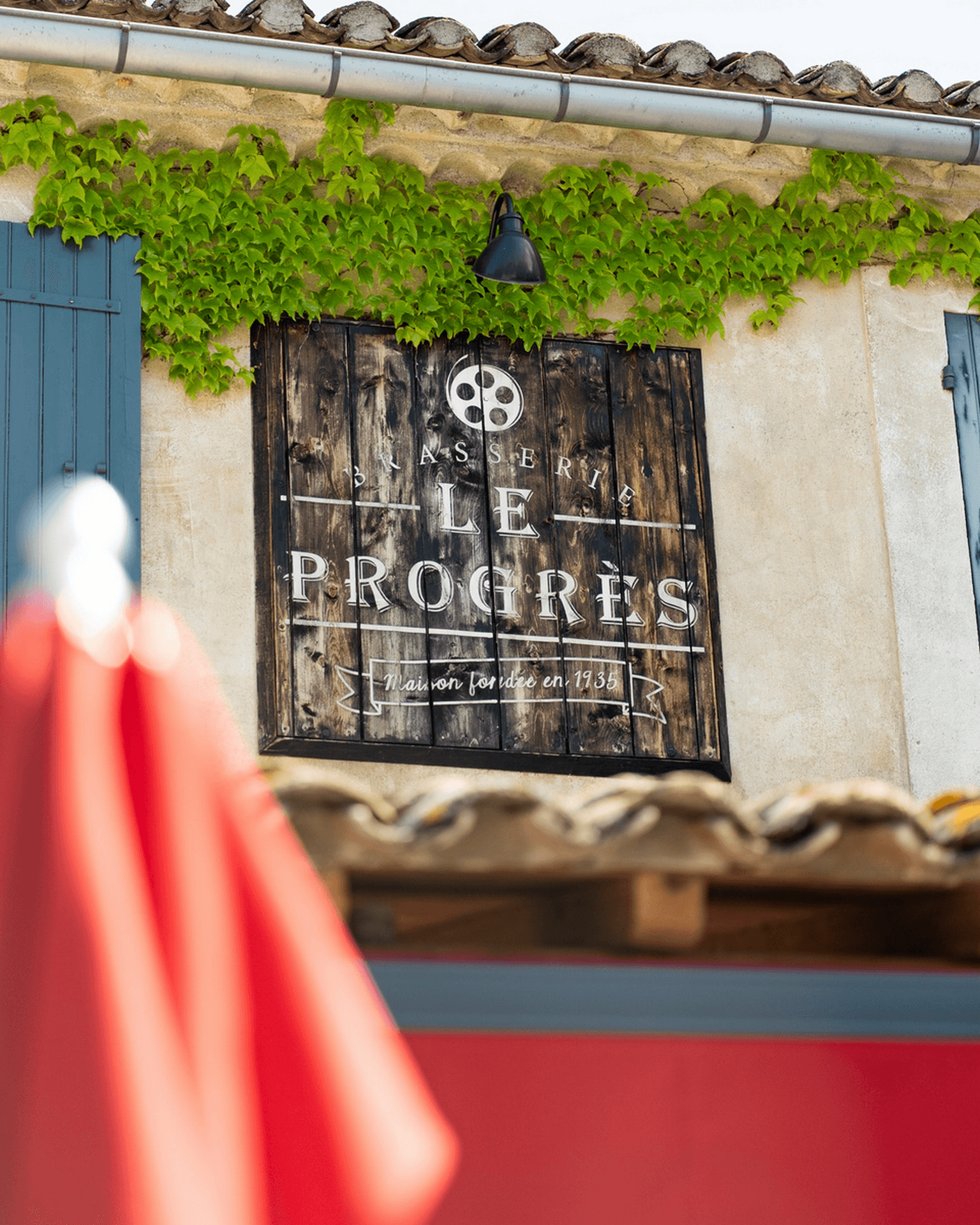 Brasserie Le Progrès à Eygalières Enseigne