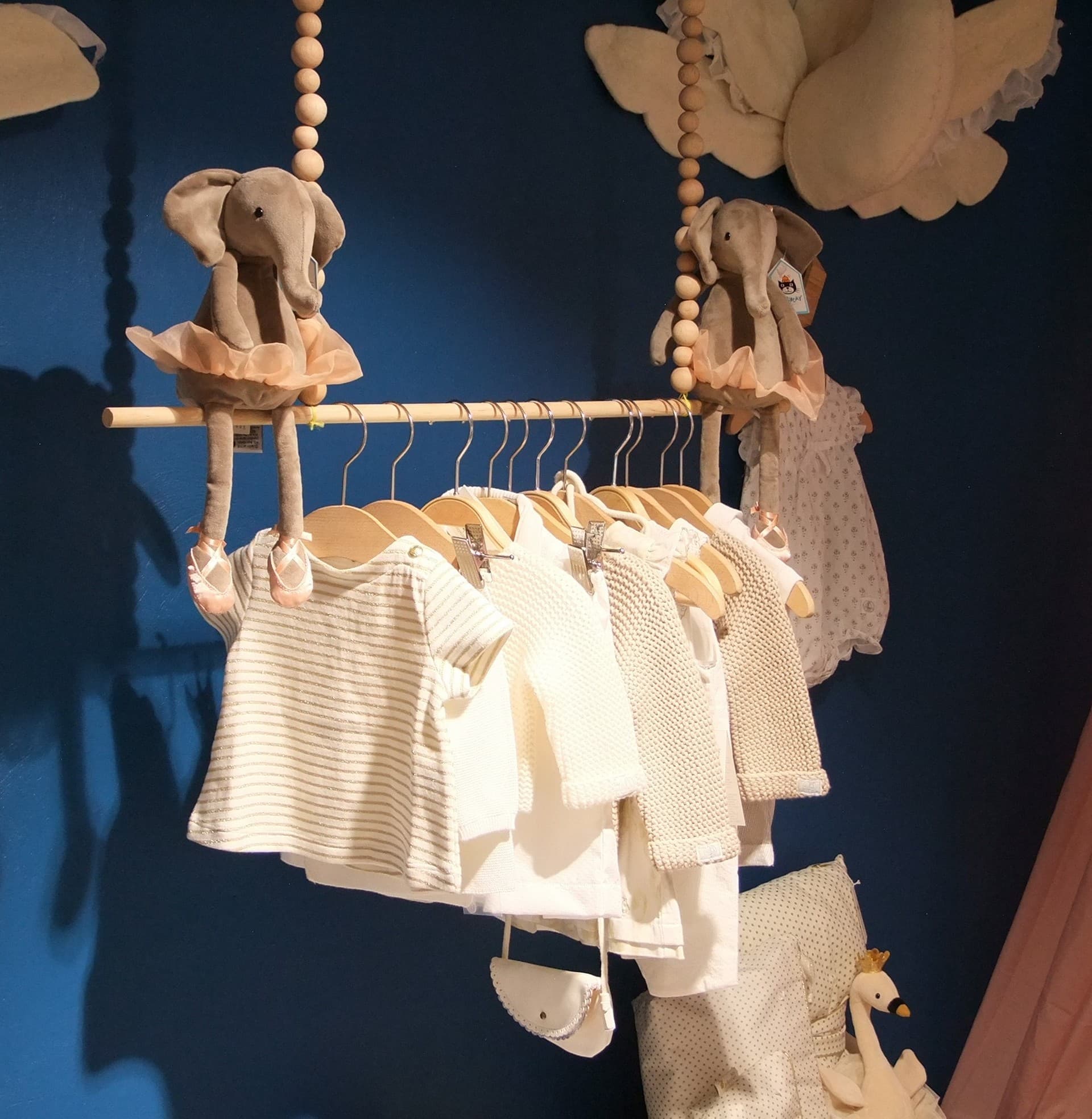 Biloune_et_Margot_vetements_suspendus