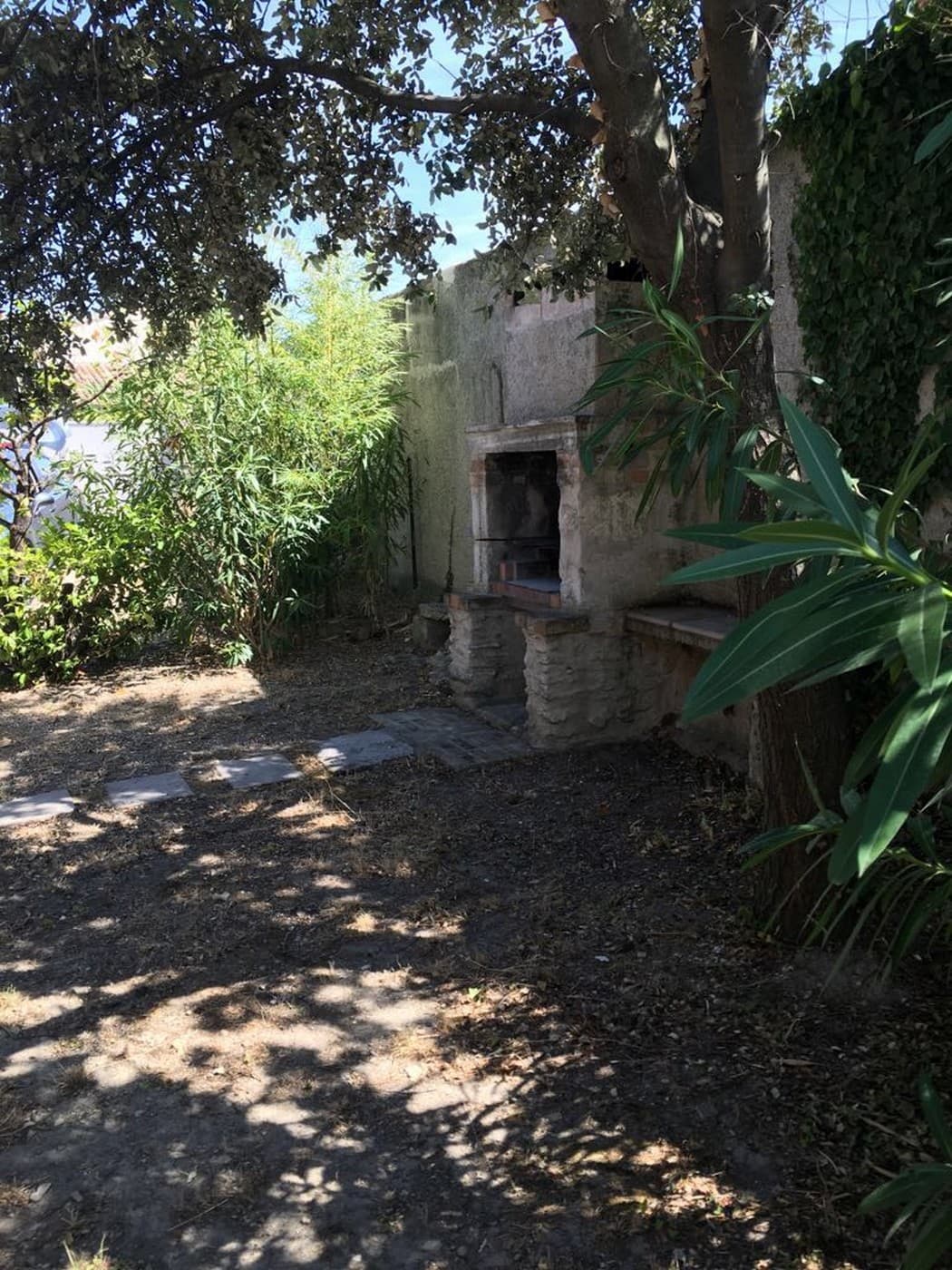 Villa_des_Carassins_barbecue_pierre